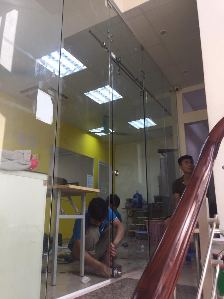 Mẫu cửa kính lùa 1 cánh cường lực 10mm hiện đại lắp đặt cho phòng khách bởi Bùi Phát