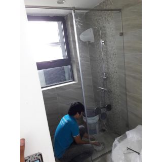 Thi công phòng tắm kính Cầu Giấy 3.4 m2 cửa mở quay, ngăn nước