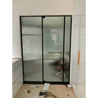 Thi Công Phòng Vách Tắm Kính Sọc Phụ Kiện Đen Cửa Lùa Tại La Khê, Hà Đông