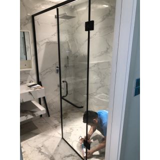 Lắp đặt Vách tắm kính 90 độ khung đen 4.18m2 tại Vinhomes Smart City