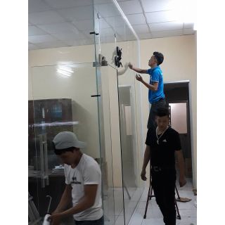Lắp đặt Vách kính văn phòng 24.3m2 Kính 10mm tại 187 Nguyễn Tuân