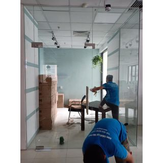 Thi công vách kính cường lực 15m2 văn phòng 116 Trung Kính