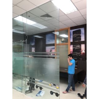 Thi công Vách kính văn phòng 40m2 Cửa lùa 10mm tại Trung Hòa, Hà Nội