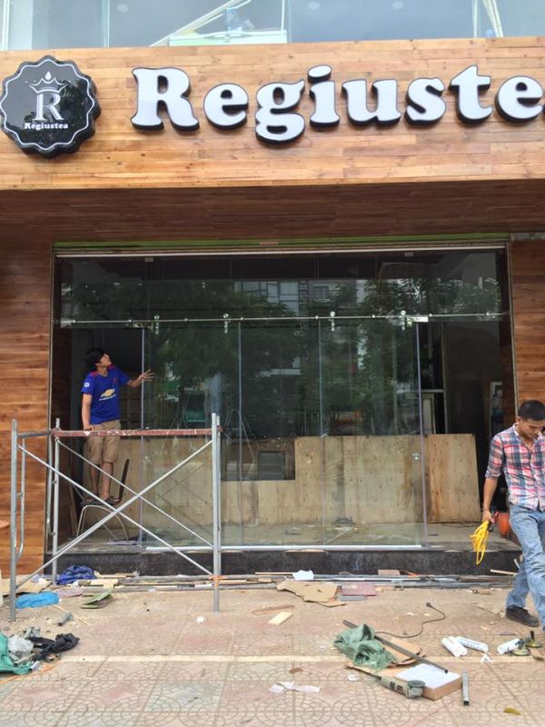 Lắp đặt Cửa kính lùa 2 cánh mặt tiền 18m2 cho nhà hàng Regiustea Ô Chợ Dừa