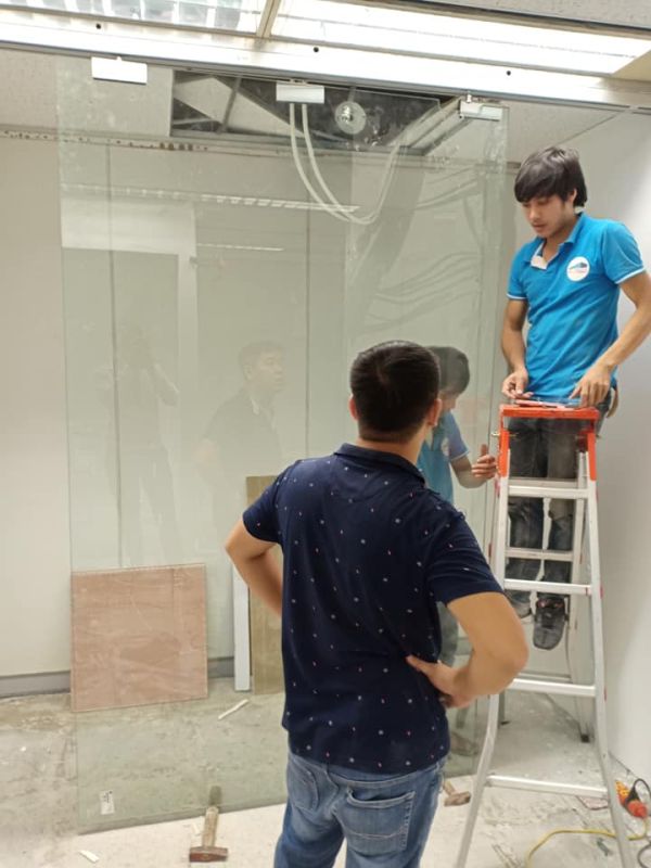 Thi công cửa kính ngăn phòng khách sạn Deawoo 28m2 tại Hà Nội