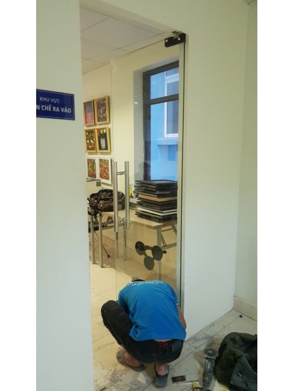 Lắp đặt Cửa kính thủy lực 1 cánh 2.16m2 thông phòng tại VP SOHO Cầu Giấy