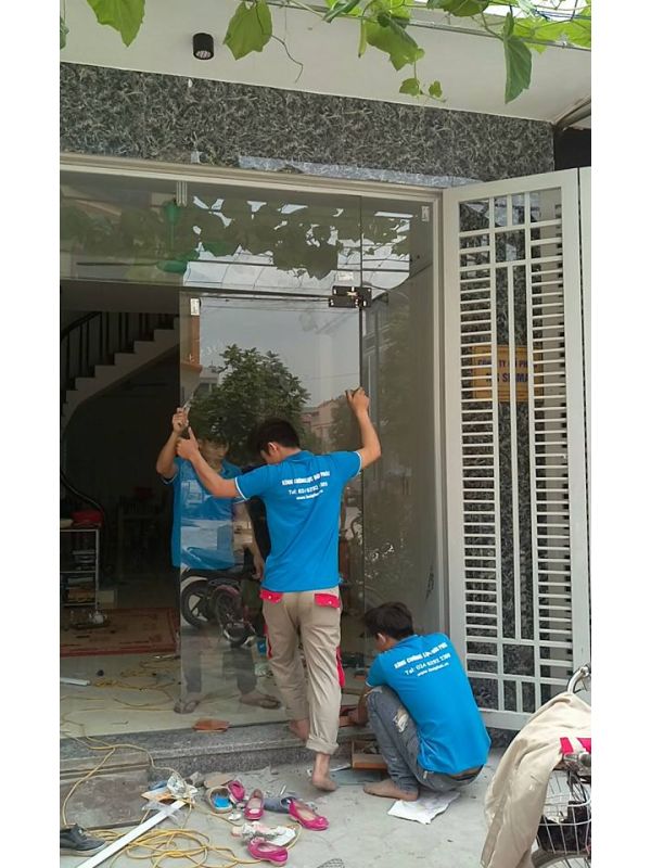 Lắp đặt 2 bộ cửa kính thủy lực 16m2 tại Cầu Giấy (bản lề VPP, khung 38)