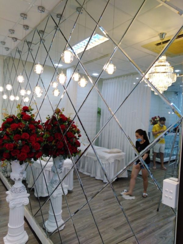 Thi công gương trang trí ốp tường tại quán Spa Ba Đình 7.8m2, Bỉ 5mm