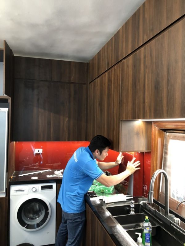 Thi công kính ốp bếp màu đỏ 8mm tại Goldmark City khổ bếp 3m (mét dài)