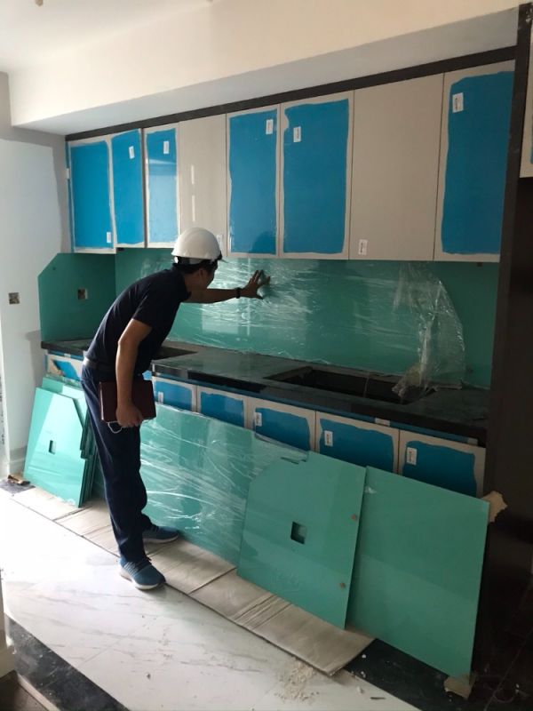 Thi công kính ốp bếp xanh ngọc 8mm 2 mét dài tại CC Goldmark City Hà Nội