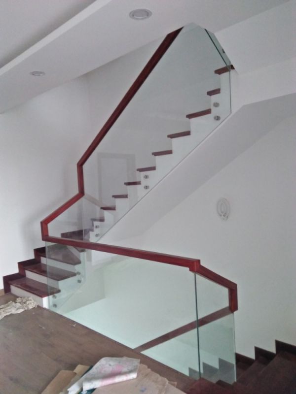 Thi công Lan can cầu thang kính 10mm trụ bắt hông tại Trung Hòa, Cầu Giấy