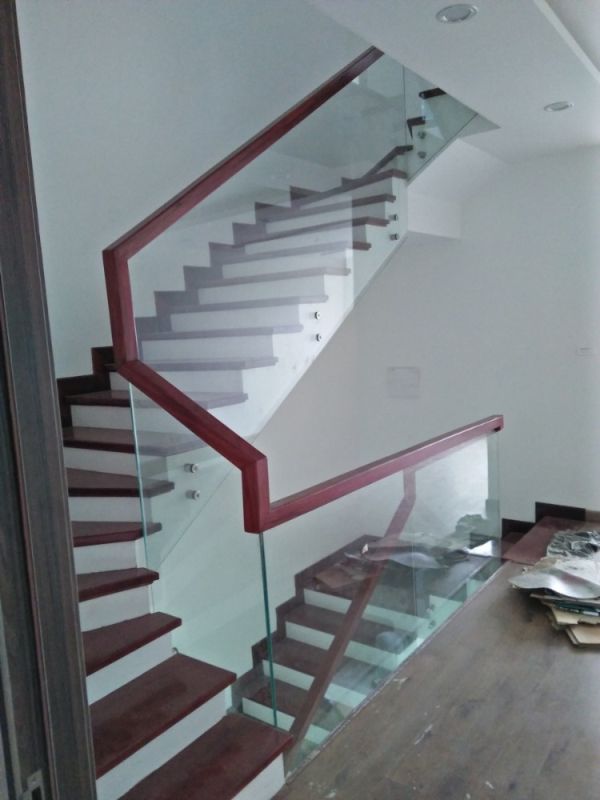 Thi công Lan can cầu thang kính 10mm trụ bắt hông tại Trung Hòa, Cầu Giấy