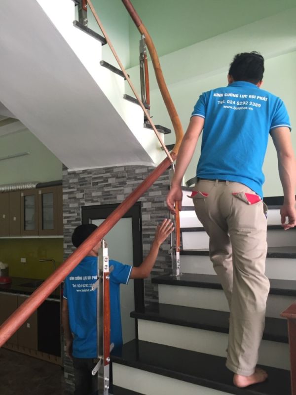 Thi công Lan can cầu thang kính nhà phố 4 tầng tại Đông Anh Hà Nội