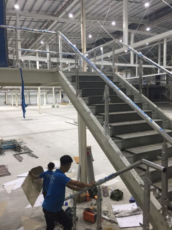 Thi công Lan can cầu thang kính inox 145m tại nhà máy AOMAGA Bắc Ninh