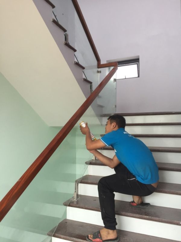 Thi công lan can kính ban công, cầu thang kính cho biệt thự tại Mỗ Lao