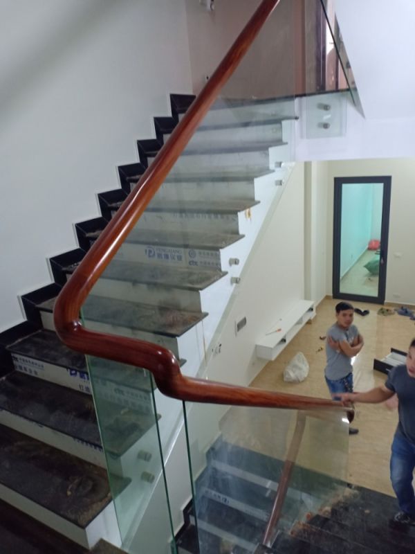 Thi công Lan can cầu thang kính tay vịn gỗ trụ pad hông 25m nhà phố Mỹ Đình
