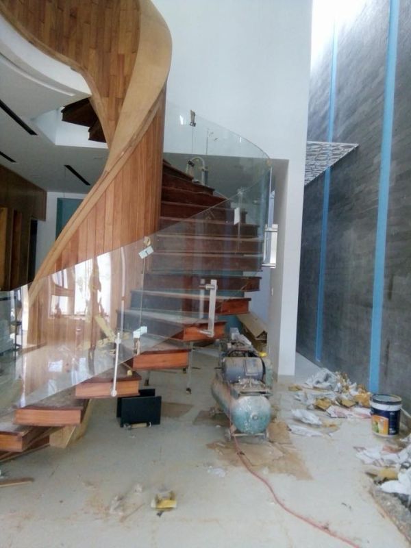 Lắp đặt lan can cầu thang kính uốn cong 40m cho Biệt thự Hồ Tây Hà Nội