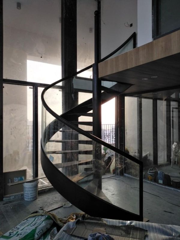 Thi công lan can kính cầu thang cong 12mm Biệt thự Ocean Park sang trọng