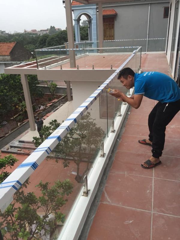 Thi công lan can kính ban công, cầu thang kính cho biệt thự tại Mỗ Lao