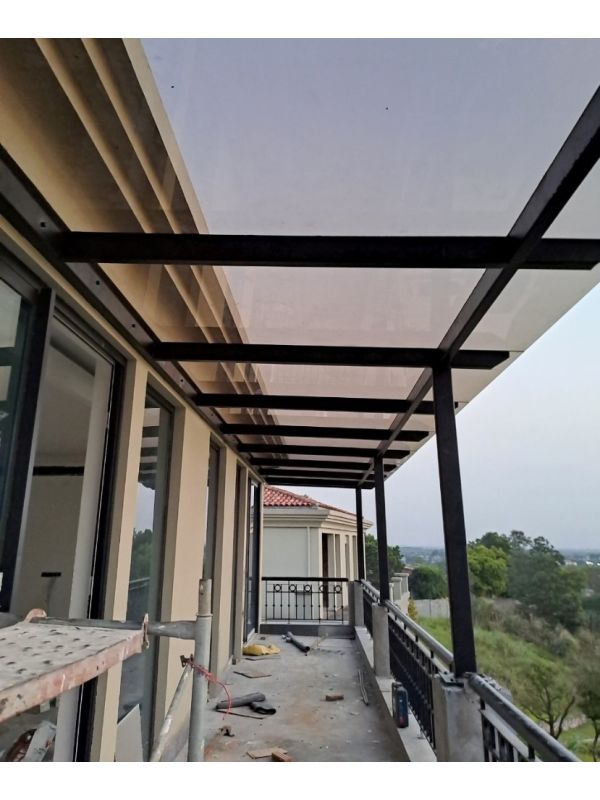 Thi công Mái kính cường lực 19.2m2 khung sắt cho ban công tại Yên Hòa