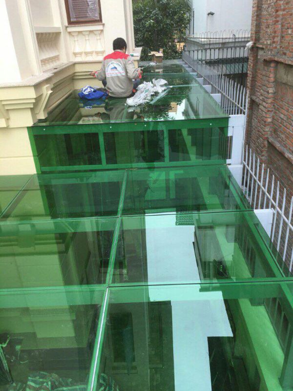 Thi công mái kính cường lực sảnh KĐT Văn Khê 24m2 an toàn lấy sáng
