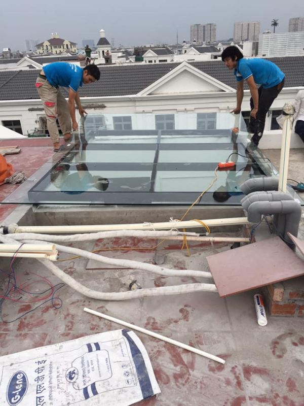 Thi công mái kính giếng trời Biệt Thự Vinhomes Long Biên 15m2 an toàn, lấy sáng tốt