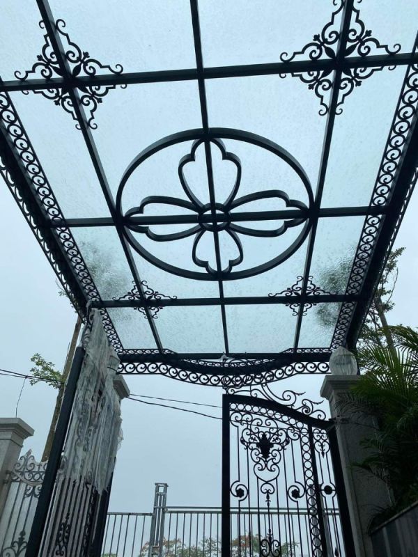 Lắp đặt Mái kính sắt mỹ thuật 12.5m2 cho cổng chính tại Quảng An