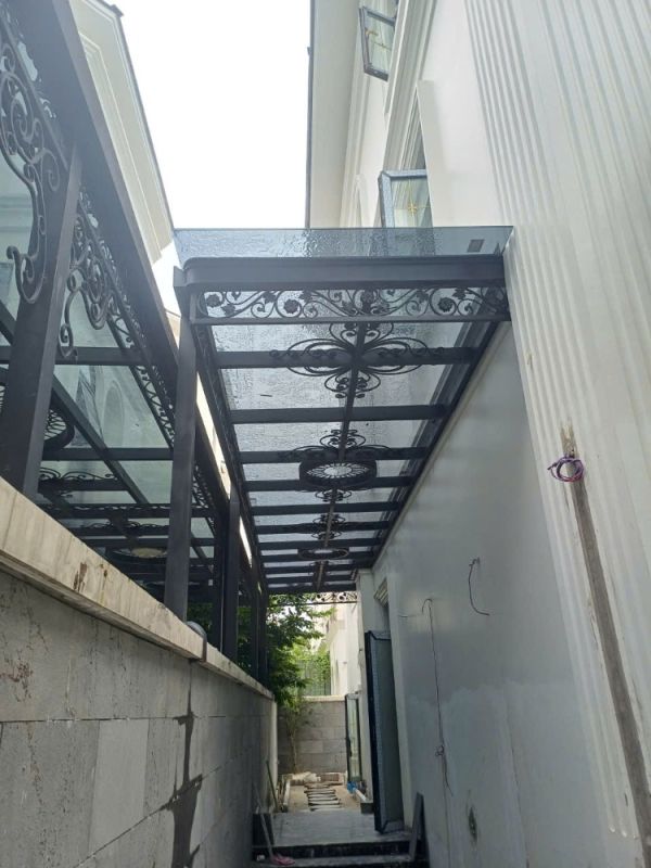 Thi công Mái kính sắt mỹ thuật 30m2 cho hành lang tại Mễ Trì