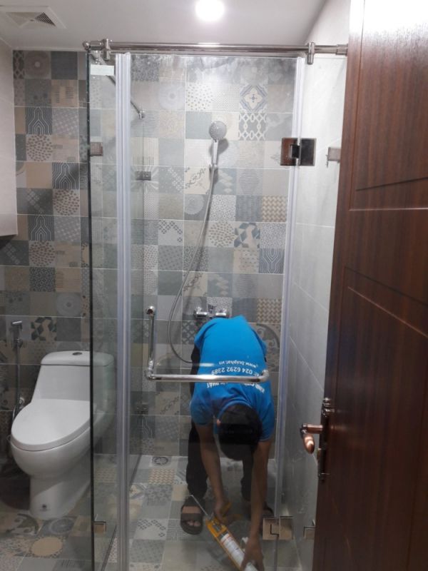 Thi công phòng tắm kính 90 độ 3.8 m2 (hình chữ L) tại nhà anh Tuấn Mễ Trì