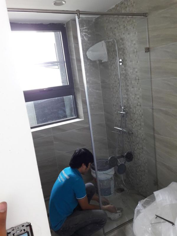Thi công phòng tắm kính Cầu Giấy 3.4 m2 cửa mở quay, ngăn nước