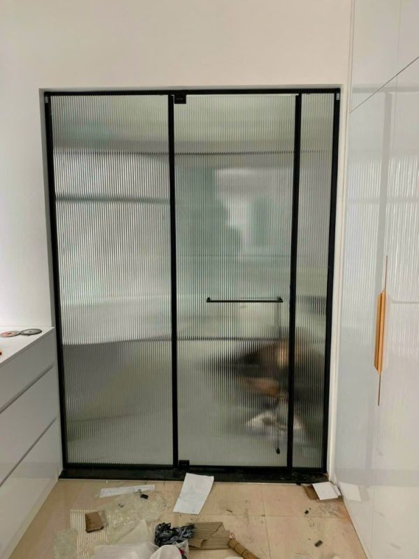 Thi Công Phòng Vách Tắm Kính Sọc Phụ Kiện Đen Cửa Lùa Tại La Khê, Hà Đông