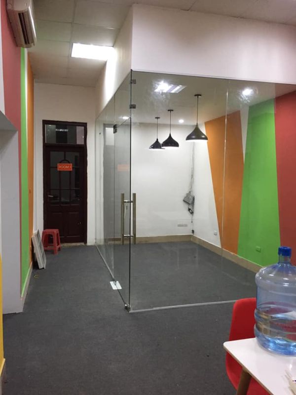 Thi công Vách cửa kính ngăn phòng Trung tâm học thêm Long Biên 15m2