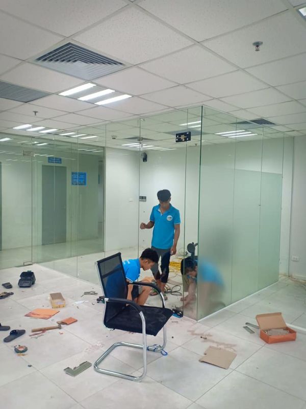 Thi công Vách kính cửa thủy lực ngăn văn phòng 28 m2 tại Dương Đình Nghệ