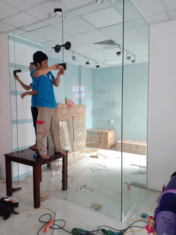 Thi công vách kính cường lực 15m2 văn phòng 116 Trung Kính