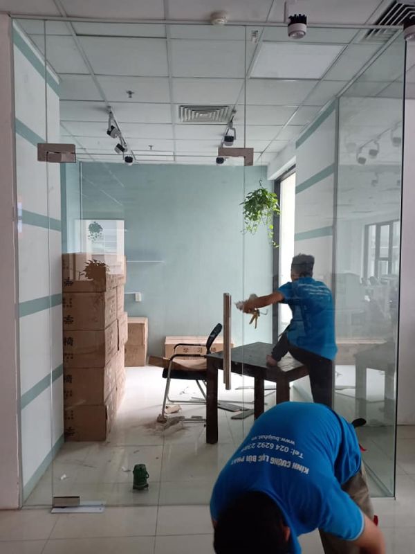 Thi công vách kính cường lực 15m2 văn phòng 116 Trung Kính