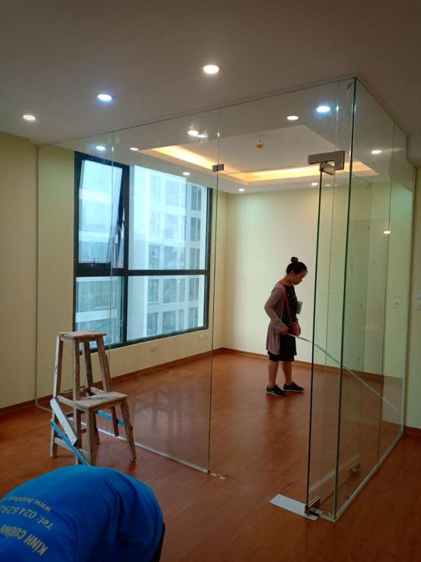 Thi công vách kính cường lực văn phòng 28m2 tại Vinhomes Greenbay Mễ Trì