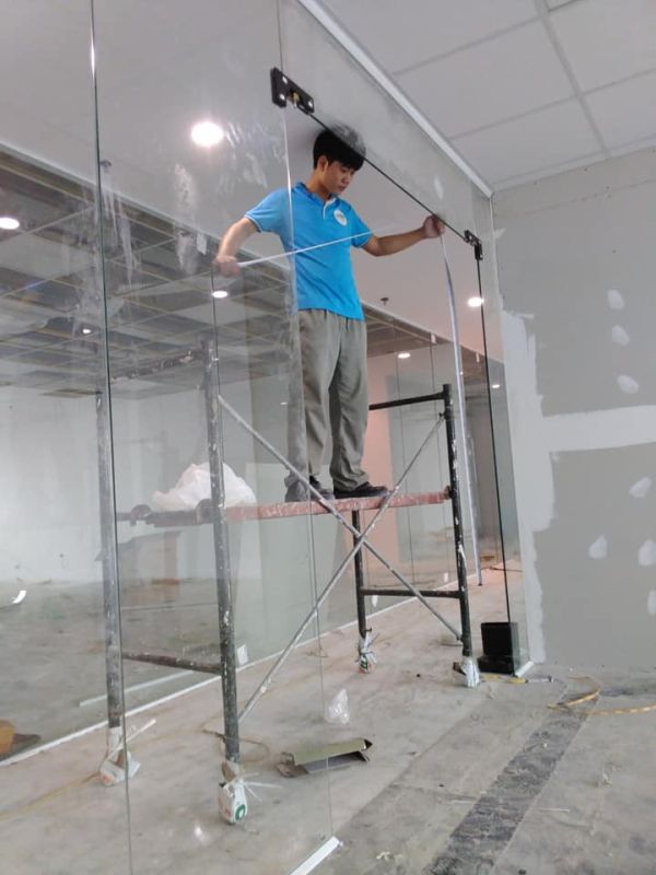 Thi công Vách kính văn phòng 112m2 kính 10mm tại Ngoại Giao Đoàn
