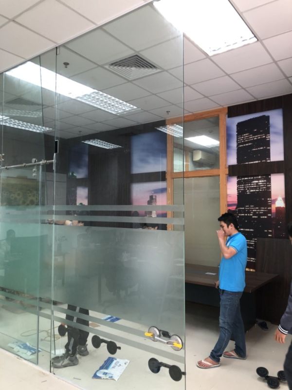 Thi công Vách kính văn phòng 40m2 Cửa lùa 10mm tại Trung Hòa, Hà Nội