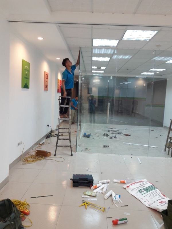 Thi công vách ngăn kính cường lực 10mm 35 m2 tại 19 Cát Linh, Hà Nội