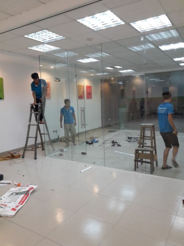 Thi công vách ngăn kính cường lực 10mm 35 m2 tại 19 Cát Linh, Hà Nội