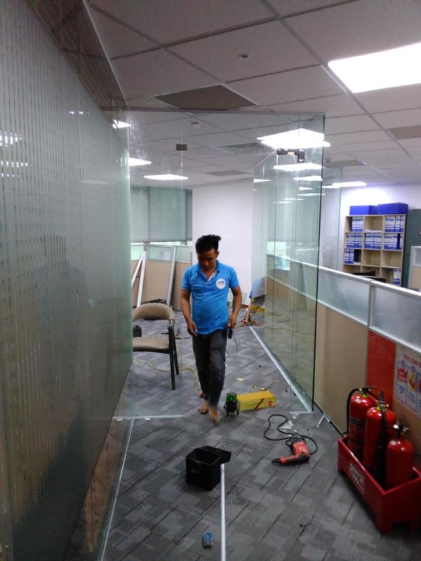 Thi công vách ngăn kính cường lực 10mm 45m2 tại Keangnam Phạm Hùng