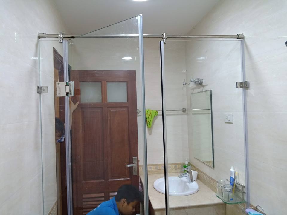 Hình ảnh thực tế thợ Bùi Phát thi công vách tắm kính thẳng 180 độ tại Láng Hạ