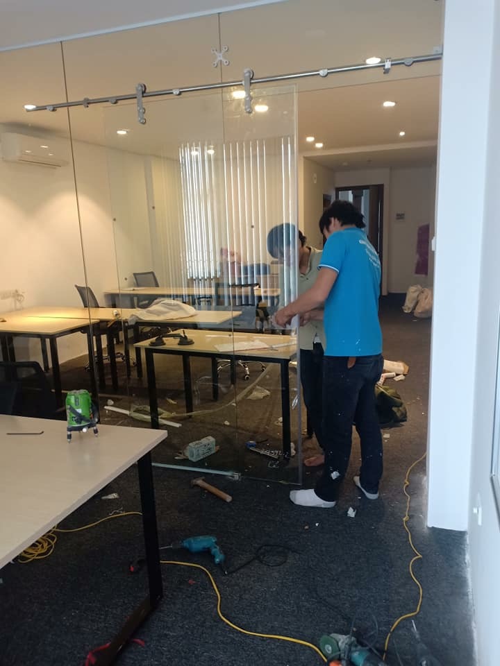 Cửa kính lùa 1 cánh phòng tắm dùng kính mờ 10mm tạo sự riêng tư và sang trọng