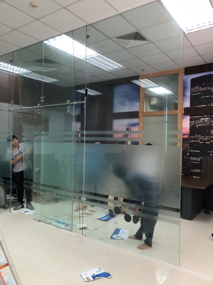 Đội ngũ kỹ thuật Bùi Phát đang thi công lắp đặt cửa kính lùa 1 cánh cho khách hàng