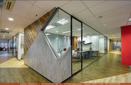 Trang trí vách kính cường lực, vách kính màu cho văn phòng hiện đại