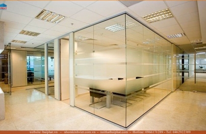 Ứng dụng của kính cường lực trong thiết kế nội thất văn phòng