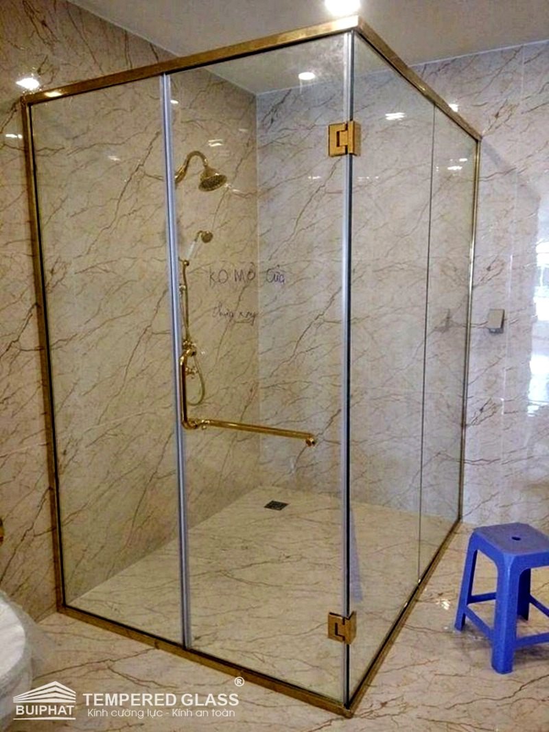 Phòng tắm kính phụ kiện vàng