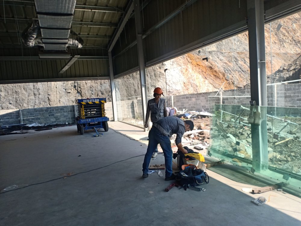 Thi công vách kính cường lực 