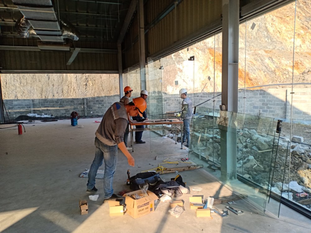 Lắp vách kính cường lực Bùi Phát