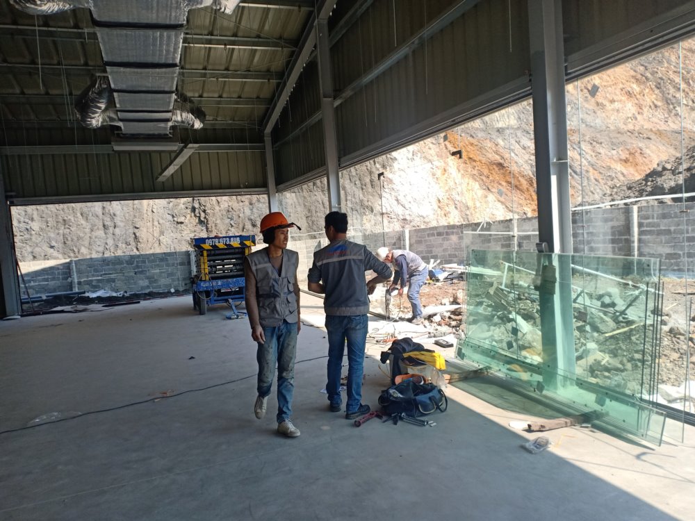 Thi công vách kính cường lực bùi phát